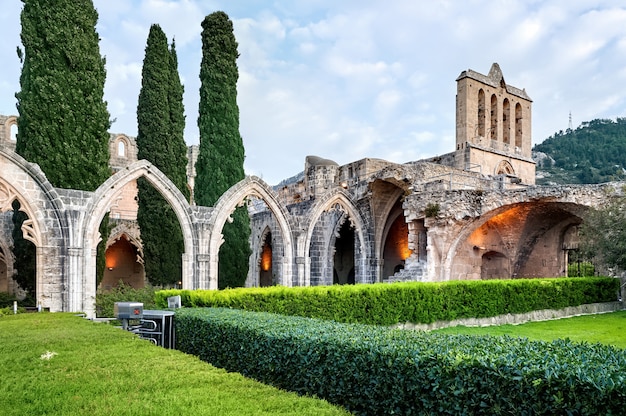 Vecchia costruzione antica in una città