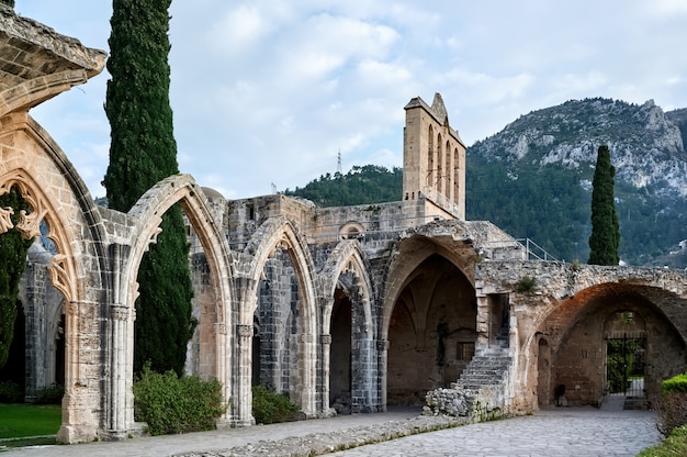 Vecchia costruzione antica in una città