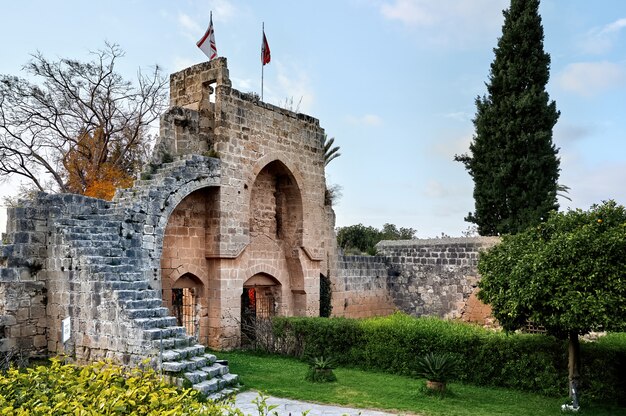 Vecchia costruzione antica in una città