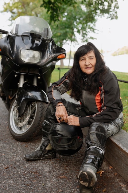 Vecchia donna a tutto campo con una bella moto