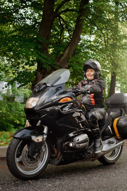 Vecchia donna a tutto campo con una bella moto