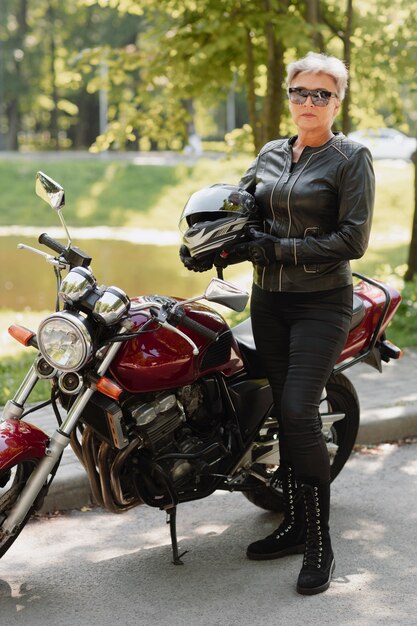 Vecchia donna a tutto campo con una bella moto