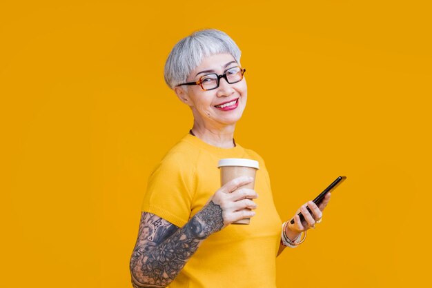 Vecchia donna asiatica tatuaggio utilizzando smartphone dire ciao saluto conversazione videochiamata alla sua amica casual talksenior asia donna utilizzando smartphone dispositivo facile connessione tecnologia applicativa