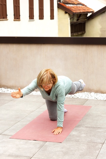 Vecchia donna che fa esercizi di fitness