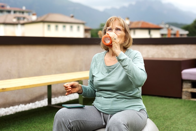 Vecchia donna che fa esercizi di fitness