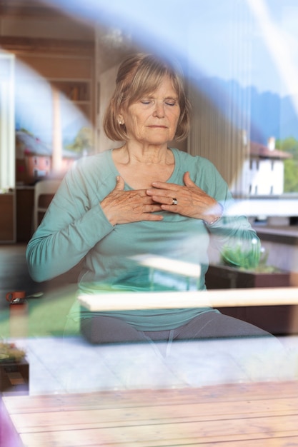 Vecchia donna che fa esercizi di fitness