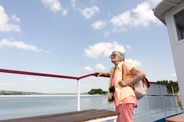 Vecchia donna che viaggia da sola in estate