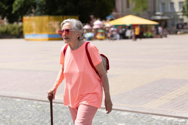 Vecchia donna che viaggia da sola in estate