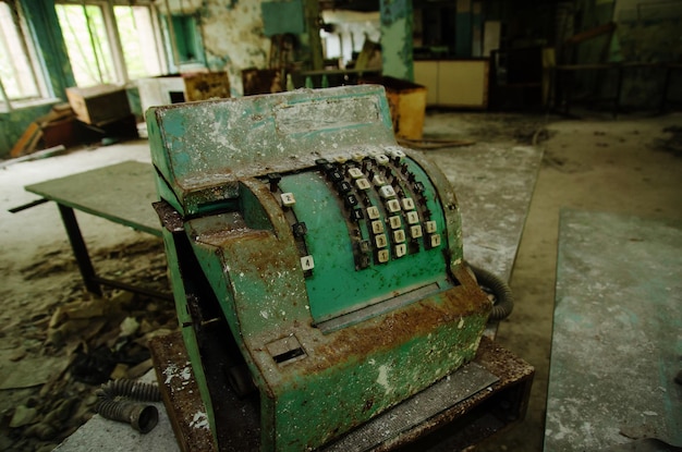 Vecchia macchina calcolatrice sovietica arrugginita nella zona della città di Chernobyl della città fantasma della radioattività