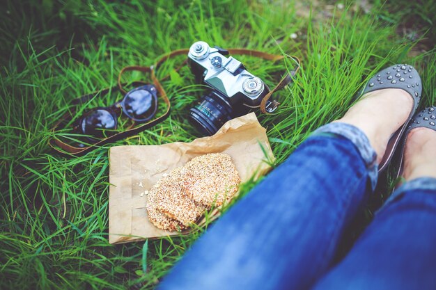 Vecchia macchina fotografica e gambe femminili