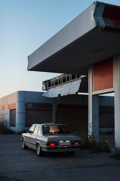 Vecchia macchina parcheggiata con retroilluminazione accesa