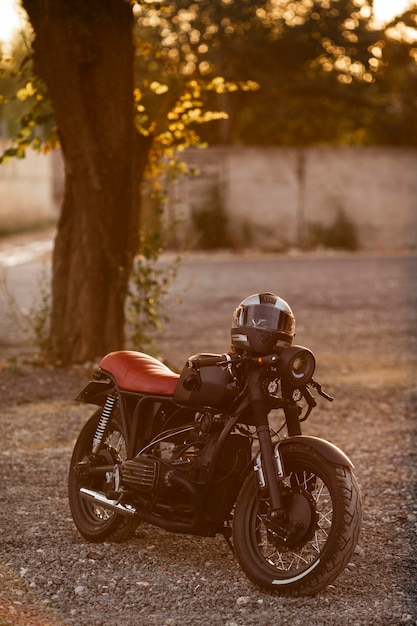 Vecchia motocicletta con casco all'aperto