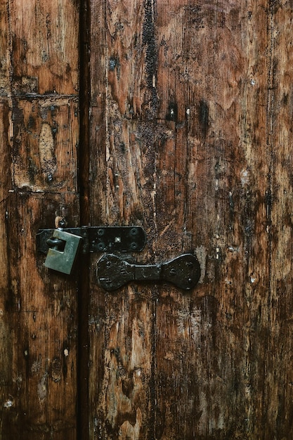 Vecchia porta di legno marrone con una struttura di blocco