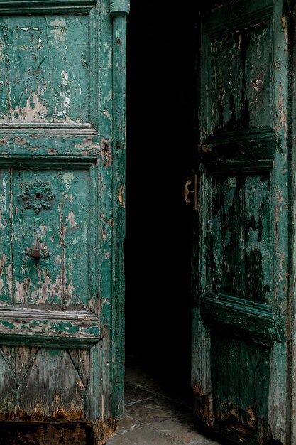 Vecchia porta di legno verde sullo sfondo