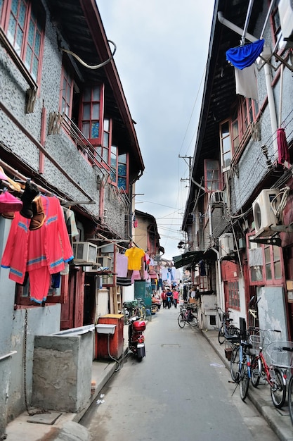 Vecchia strada a Shanghai con edifici residenziali