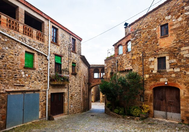 Vecchia strada nel villaggio catalano. Pubol