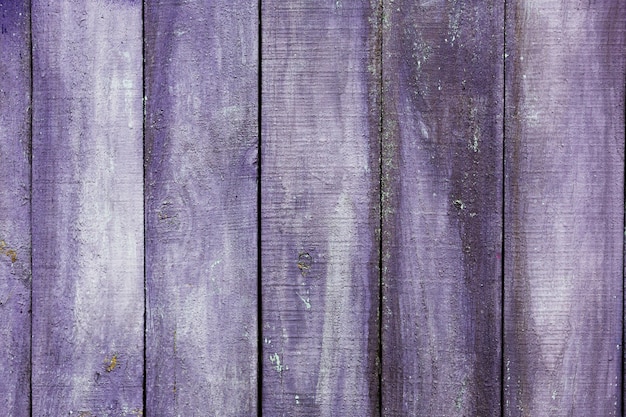 Vecchia struttura di legno dipinta viola
