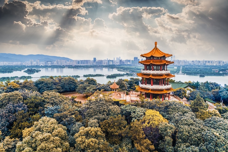 Foto gratuito vecchia torre con la città