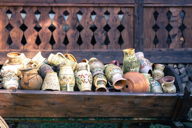 Vecchie brocche di terracotta dipinta nel villaggio