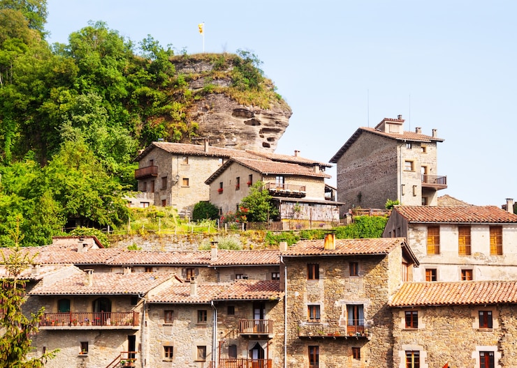 Foto gratuito vecchie case pittoresche del villaggio medievale catalano