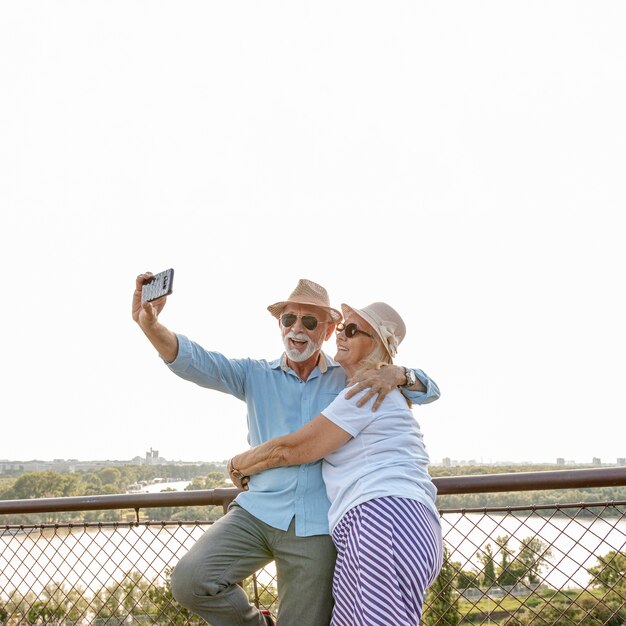 Vecchie coppie che prendono un selfie