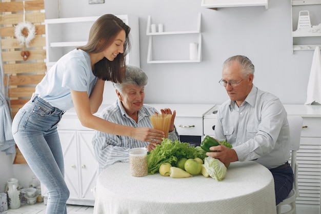 Vecchie coppie in una cucina con la giovane nipote