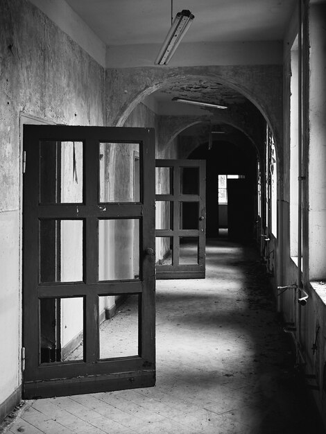 Vecchie porte e finestre in un edificio abbandonato