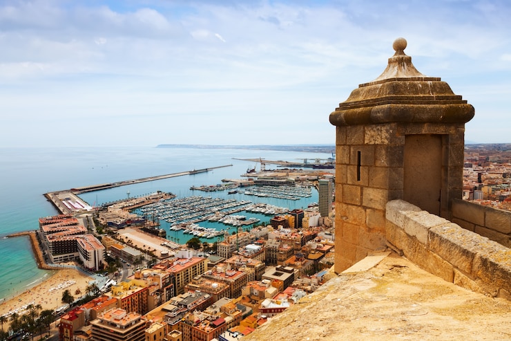 Foto gratuito vecchio castello sul porto di alicante