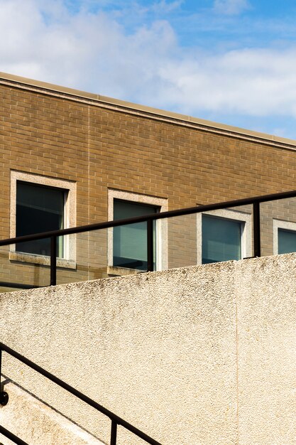 Vecchio edificio con finestre e ringhiera