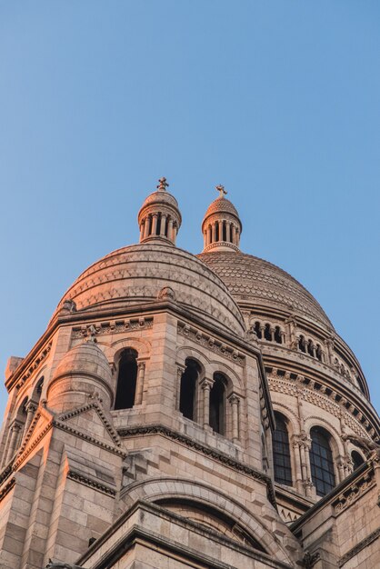 Vecchio edificio della cattedrale con torri