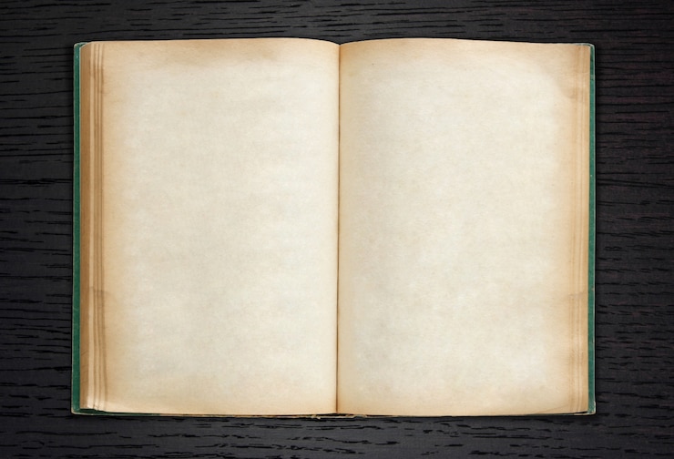 vecchio libro aperto su sfondo di legno scuro