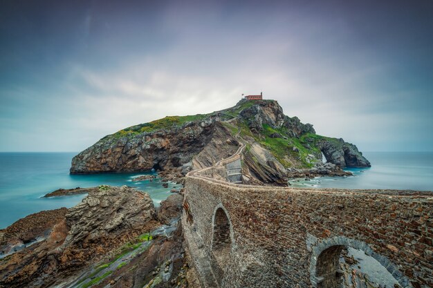 Vecchio muro di pietra che supera l'oceano in un'isola