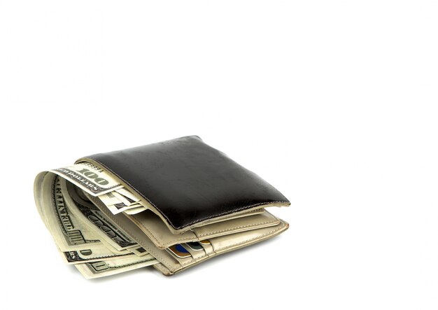 Vecchio portafoglio nero con dollaro isolato su sfondo bianco