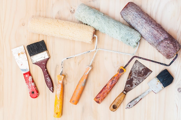 Vecchio set di pennelli di pittura, attrezzi per bricolage, sopra fondo di legno bianco