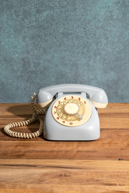 Vecchio telefono sul tavolo di legno all'interno