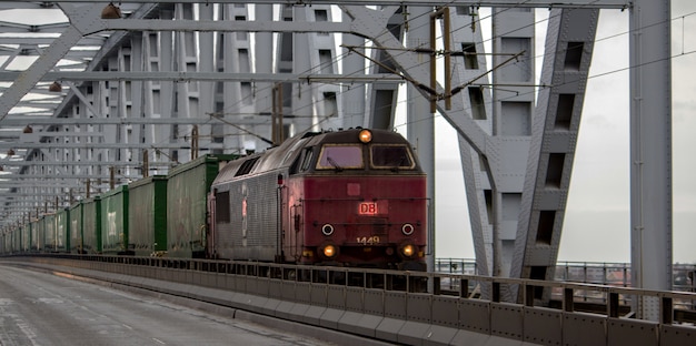 Vecchio treno rosso con carri verdi durante il giorno