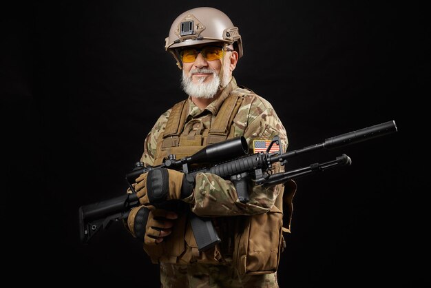 Vecchio ufficiale militare che tiene un fucile da cecchino
