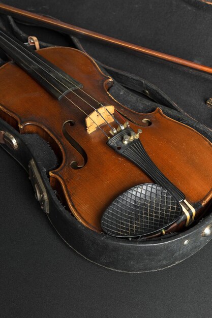 Vecchio violino su sfondo nero