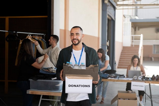 Vediamo da vicino i volontari che organizzano le donazioni.