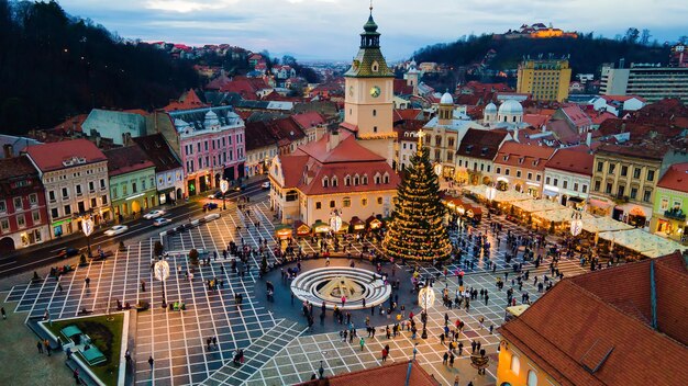 Veduta aerea con drone della Piazza del Consiglio decorata per Natale a Brasov in Romania