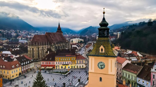 Veduta aerea con drone della Piazza del Consiglio decorata per Natale a Brasov in Romania