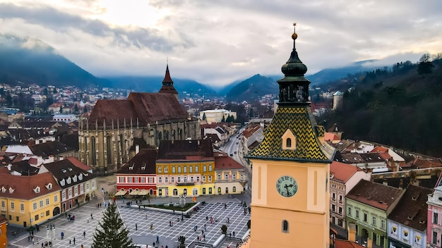 Veduta aerea con drone della Piazza del Consiglio decorata per Natale a Brasov in Romania