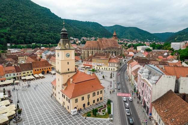 Veduta aerea con drone di Piazza del Consiglio a Brasov, Romania