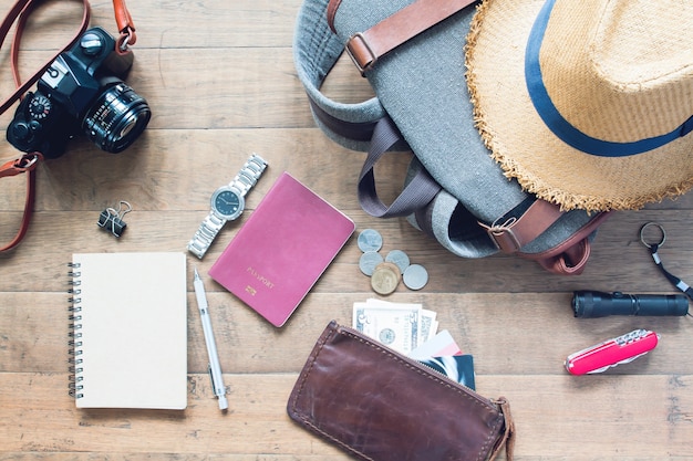 Veduta aerea degli accessori dell&#39;uomo, elementi del viaggiatore su priorità bassa di legno. Concetto di viaggio