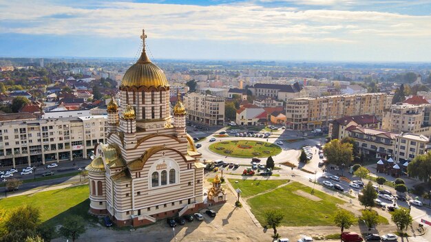 Veduta aerea del drone degli edifici Fagaras Romania Chiesa di San Giovanni Battista