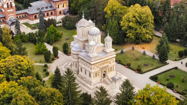 Veduta aerea del drone della Cattedrale di Curtea de Arges Romania Piazza della Chiesa Episcopale
