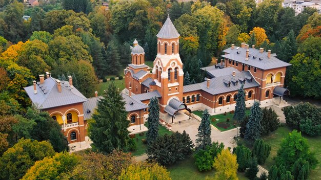 Veduta aerea del drone della Chiesa episcopale di Curtea de Arges, Romania