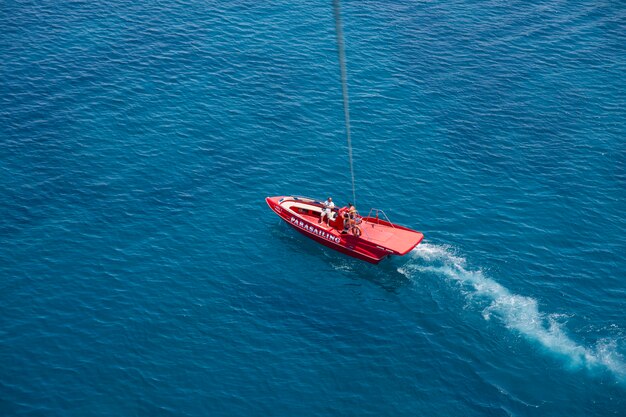 Veduta aerea del motoscafo rosso