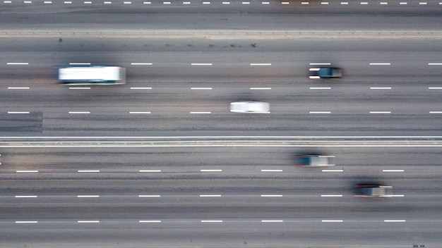 Veduta aerea dell'autostrada ad alta velocità con auto in rapido movimento