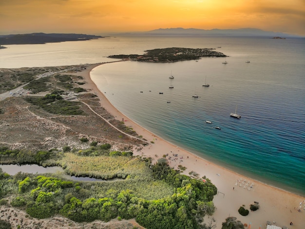 Veduta aerea dell'Isola dei Gabbiani Porto Pollo al tramonto